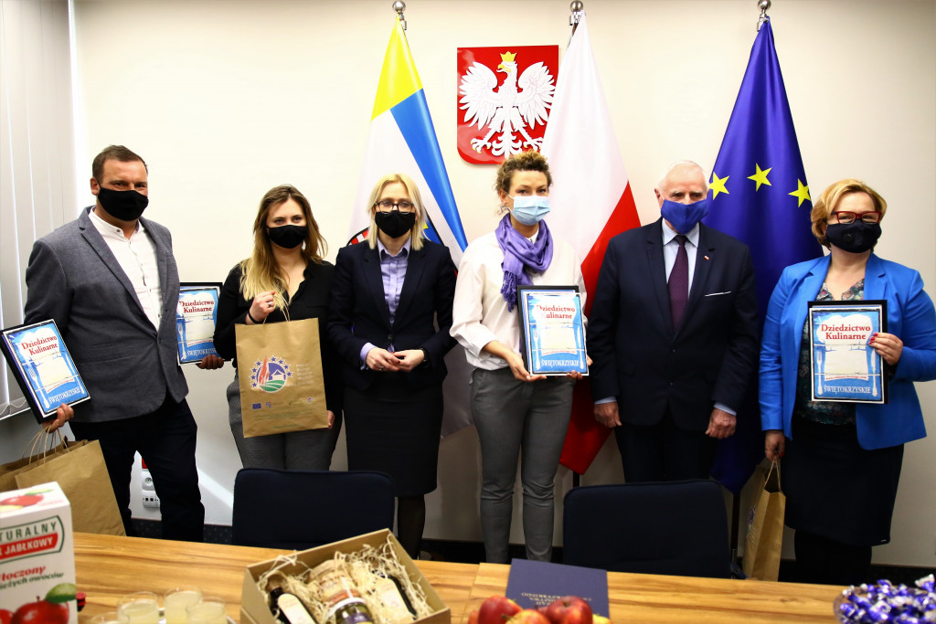 Nowi członkowie dołączyli do Sieci Dziedzictwo Kulinarne Świętokrzyskie otrzymali certyfikaty, na zdjęciu z członkiem Zarządu Markiem Jońcą