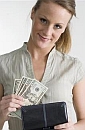 kobieta wyjmująca pieniądze z portfela